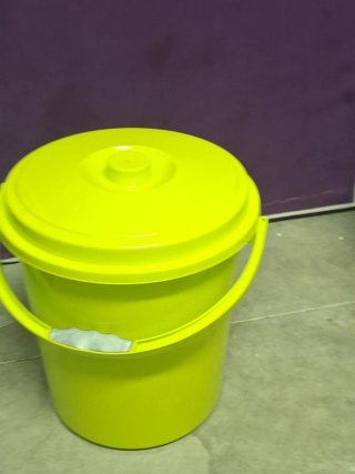Papelera Plástica Amarilla con Tapa