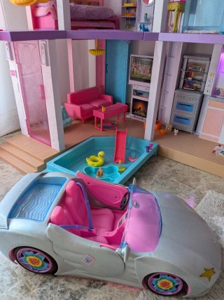 Casa Barbie DreamHouse con piscina y tobogán