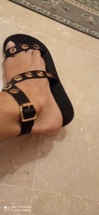 Sandalias negras planas con tachuelas doradas