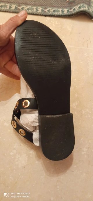 Sandalias negras planas con tachuelas doradas