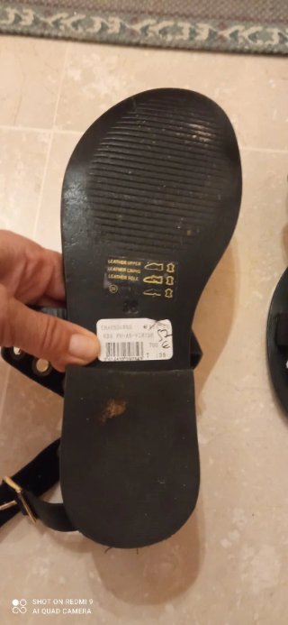 Sandalias negras planas con tachuelas doradas