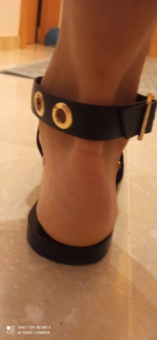 Sandalias negras planas con tachuelas doradas