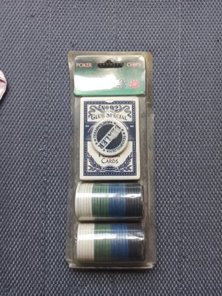 Juego de póker con fichas y cartas