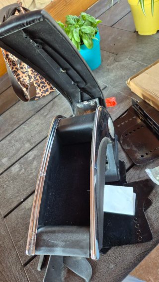 Reposabrazos con soportes y caja