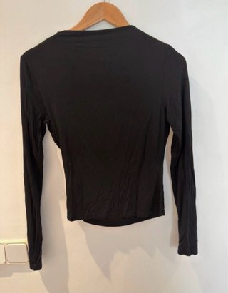 Camiseta negra drapeada manga larga