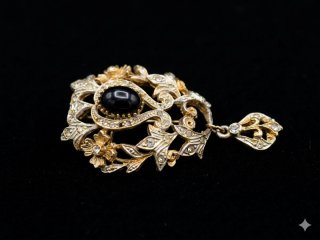 Spilla vintage con pietra nera e dettagli oro
