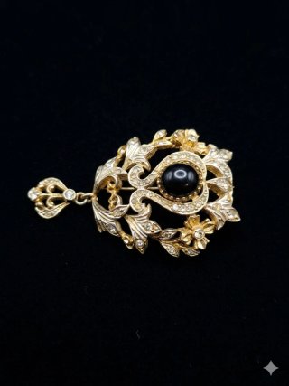 Spilla vintage con pietra nera e dettagli oro
