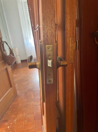 Puertas de madera con cristales decorados