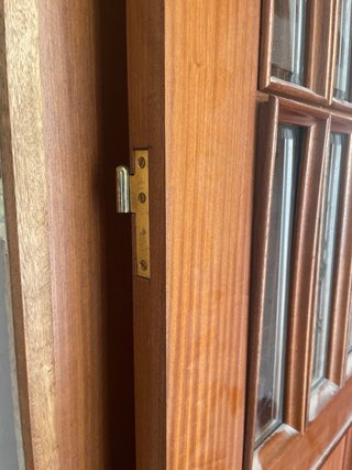 Puertas de madera con cristales decorados