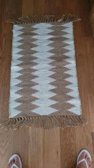 Alfombra tejida beige y blanca 110x60cm