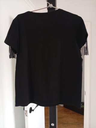 Camiseta negra con flecos y pedrería