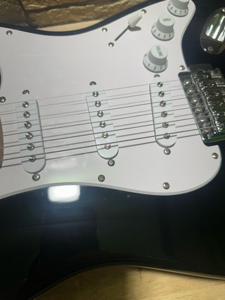 Guitarra Eléctrica Squier Stratocaster Negra