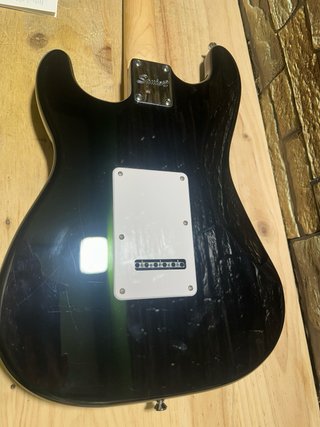 Guitarra Eléctrica Squier Stratocaster Negra