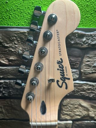 Guitarra Eléctrica Squier Stratocaster Negra