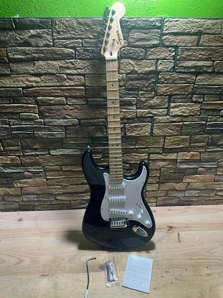 Guitarra Eléctrica Squier Stratocaster Negra
