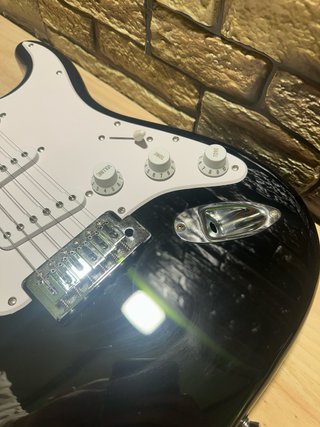 Guitarra Eléctrica Squier Stratocaster Negra