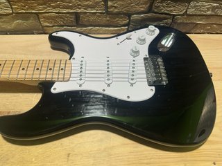 Guitarra Eléctrica Squier Stratocaster Negra