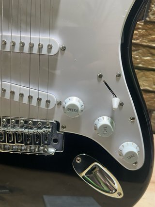 Guitarra Eléctrica Squier Stratocaster Negra
