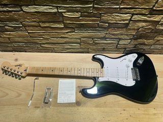 Guitarra Eléctrica Squier Stratocaster Negra