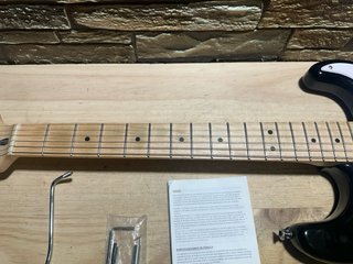 Guitarra Eléctrica Squier Stratocaster Negra