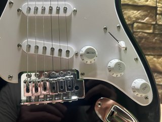 Guitarra Eléctrica Squier Stratocaster Negra