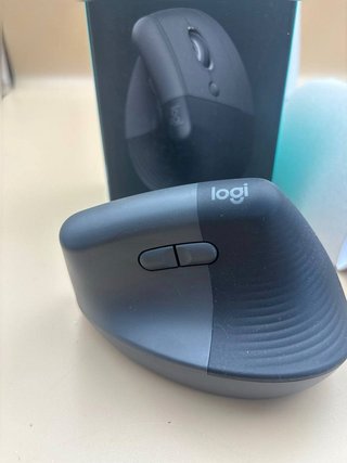Logitech Lift ratón vertical grafito 1436