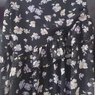 Falda floral negra