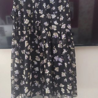 Falda floral negra