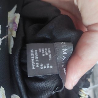 Falda floral negra