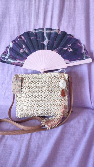 Bolso de yute y abanico multicolor