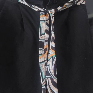 Pantalones negros con cinturón estampado