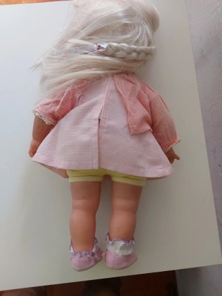 Muñeca Kelly rosa con vestido y zapatos