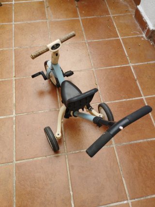 Triciclo infantil con manillar