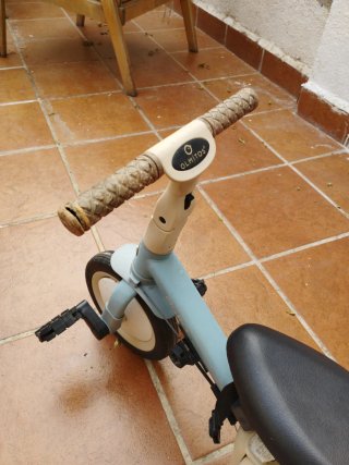 Triciclo infantil con manillar