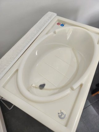 Cambiador con bañera para bebé