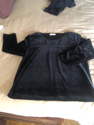 Camiseta terciopelo negra con detalle brillante