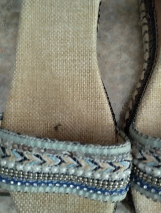 Sandali donna beige e blu con perline