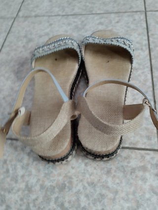 Sandali donna beige e blu con perline