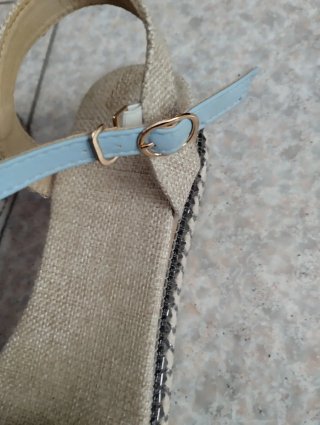 Sandali donna beige e blu con perline
