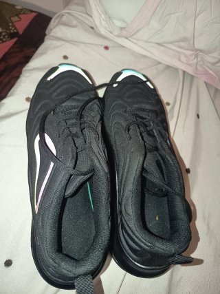 Tenis negros con detalles iridiscentes talla 45