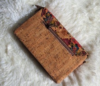 Pochette in sughero con fiori