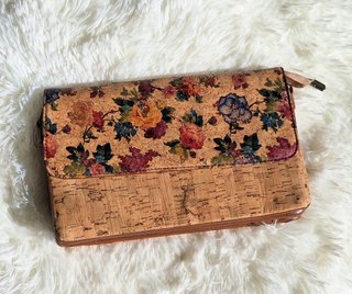 Pochette in sughero con fiori