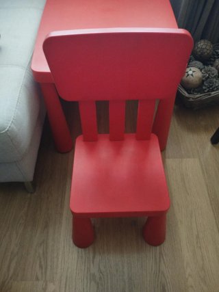 Mesa infantil roja de plástico