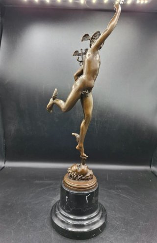 Gran Bronce de Hermes sobre peana  firmado