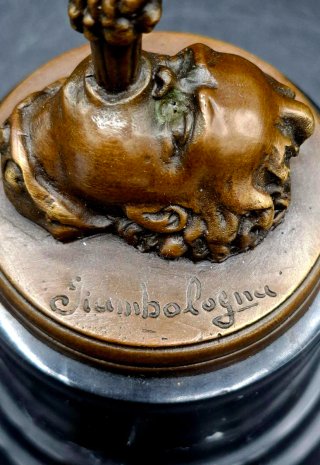 Gran Bronce de Hermes sobre peana  firmado