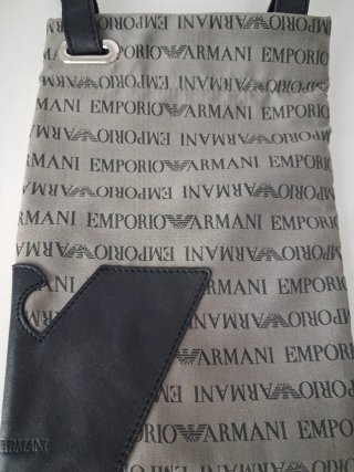 Bolso bandolera Emporio Armani gris y negro