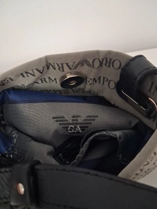 Bolso bandolera Emporio Armani gris y negro