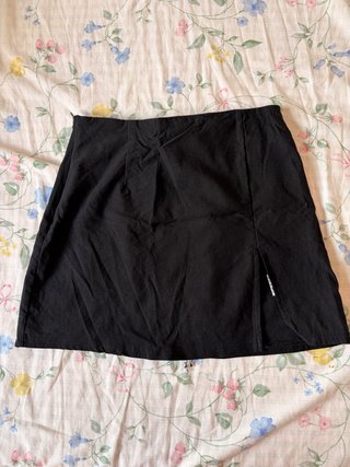 Falda negra con abertura
