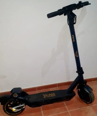 Patinete Eléctrico Red Bull