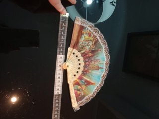 Abanico de mano decorado
